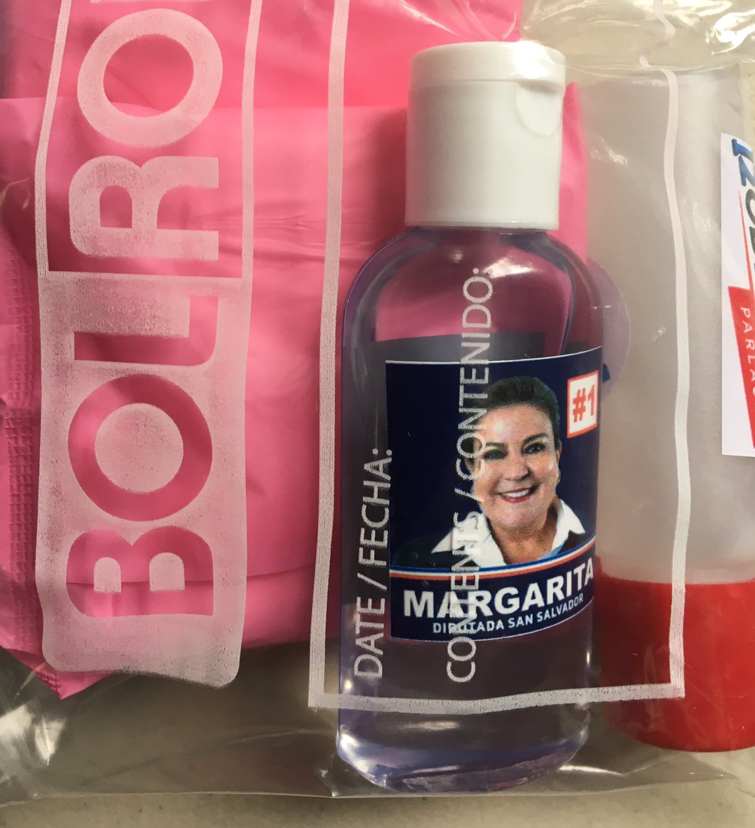 Diputada Escobar regala botes de alcohol gel con su fotografía, en una evidente campaña adelantada diputada-escobar-regala-botes-de-alcohol-gel-con-su-fotografia-en-una-evidente-campana-adelantada